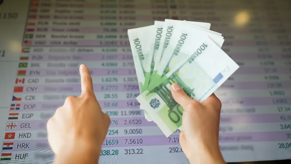 Euro s-ar putea prăbuși din cauza războiului din Iran. Economiștii avertizează că o escaladare a conflictului ar putea aduce recesiunea în Europa