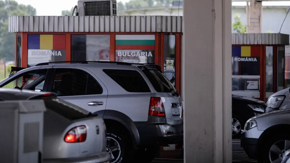 Românii au descoperit locul unde benzina e cu aproape 2 lei mai ieftină. Cozi la graniță pentru un plin mai ieftin