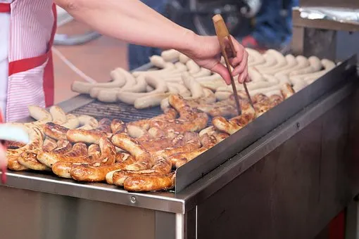 1 Mai, Ziua Muncii, dar și a micilor. Românii comandă de 7 ori mai mult față de o zi normală