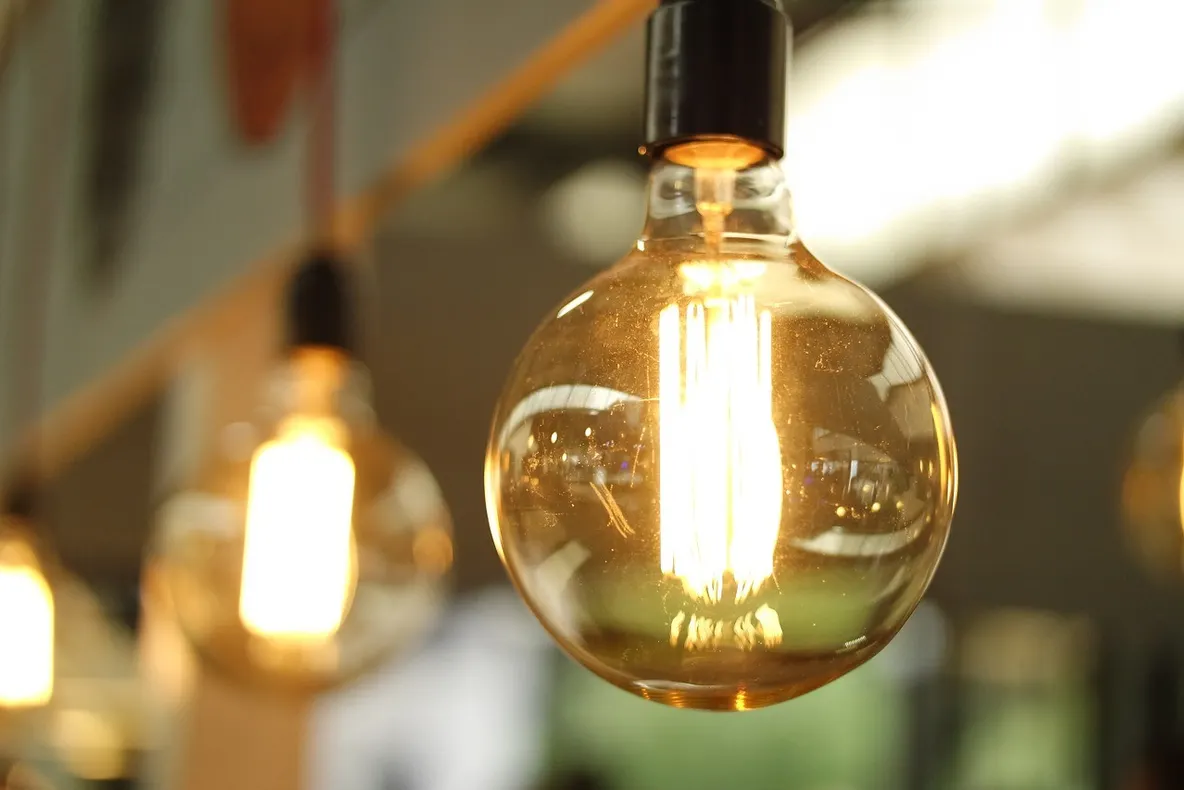 ANRE scoate datele pe care trebuia să le prezinte demult. Câți consumatori de energie electrică sunt vulnerabili