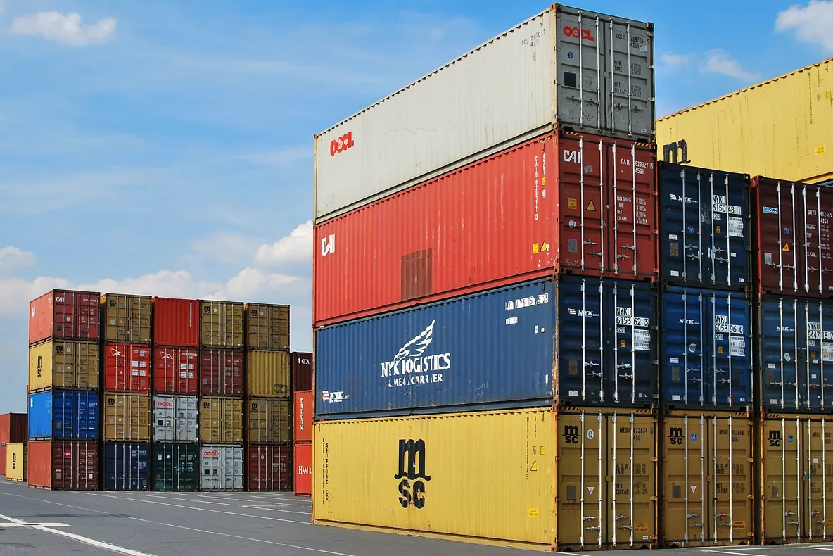 România stă numai pe deficit comercial, Ungaria are 11 ani de excedente