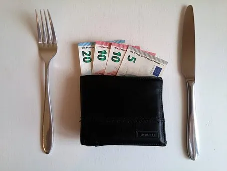 Românii, ultimii la buget alocat mâncării de tip catering