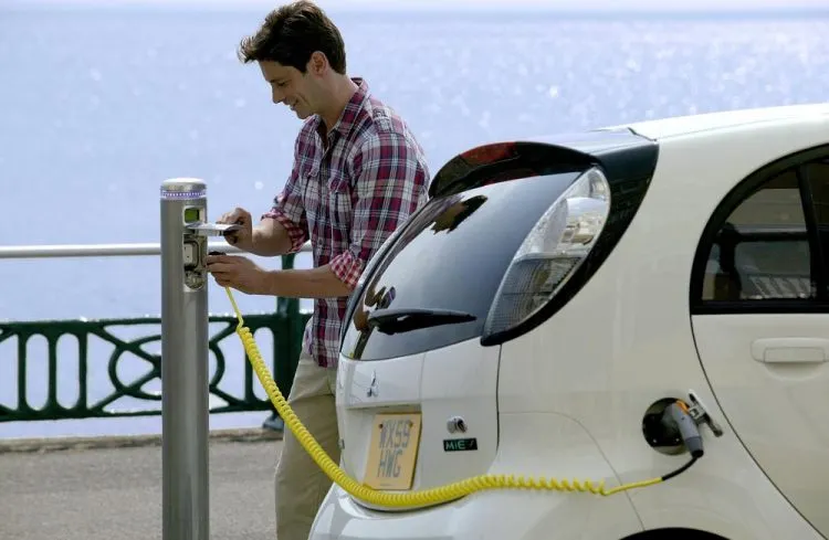Cererea de mașini electrice crește, însă consumatorii sunt reticenți față de autovehiculele autonome