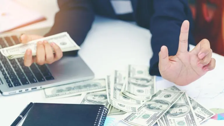 Leul s-a depreciat în tranzacțiile de vineri