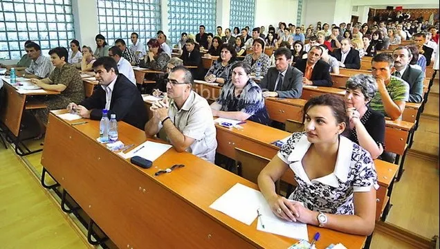 A 8-a minune: Cum ții copilul la facultate cu 52 de lei pe lună
