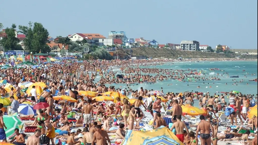Românii au luat cu asalt litoralul. Peste 30.000 de turiști, în acest weekend, la mare. Cât costă cea mai ieftină cameră