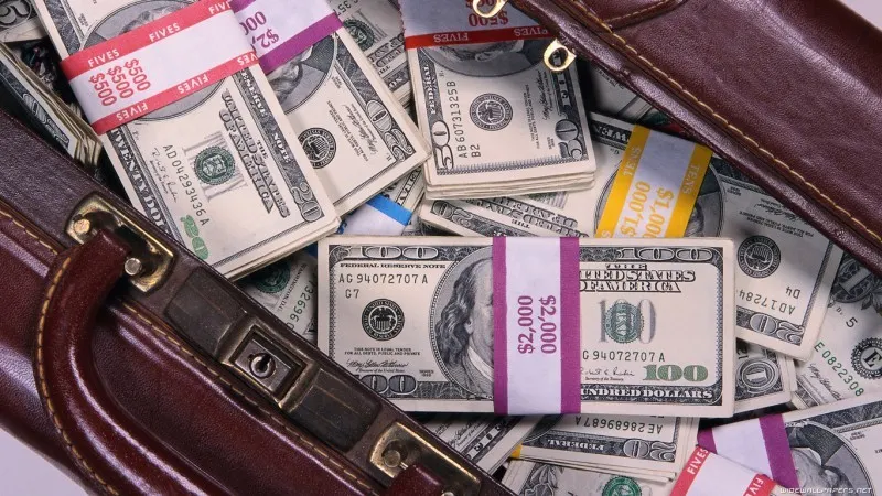 Leul s-a depreciat, luni, față de euro. Dolarii s-au vândut mai scump