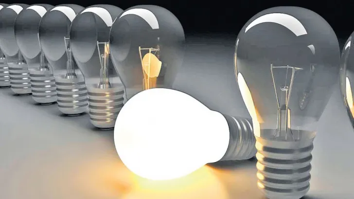 ANRE o dă la întors. Consumatorii casnici pot schimba contractele de energie electrică până pe 31 martie