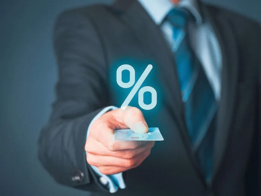"Parașute de aur" pentru angajații din bănci. Câte salarii încasează dacă sunt dați afară