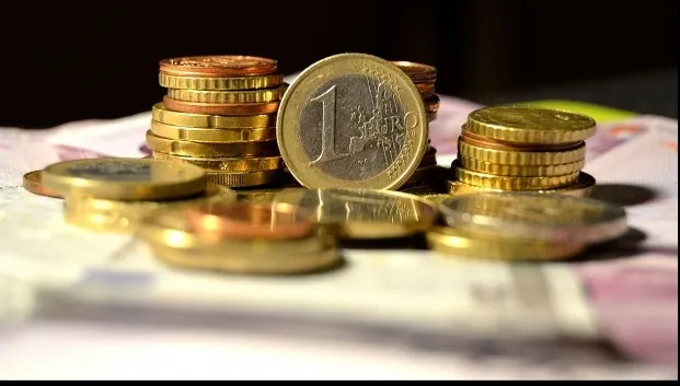 Euro marchează un nou record:  4.7648 lei