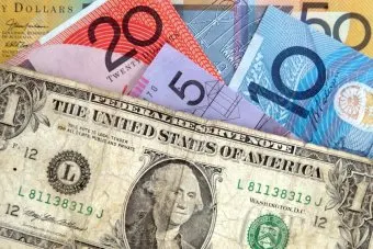 Dolarul australian, în cădere liberă. A ajuns la minimul ultimilor 10 ani în raport cu dolarul SUA