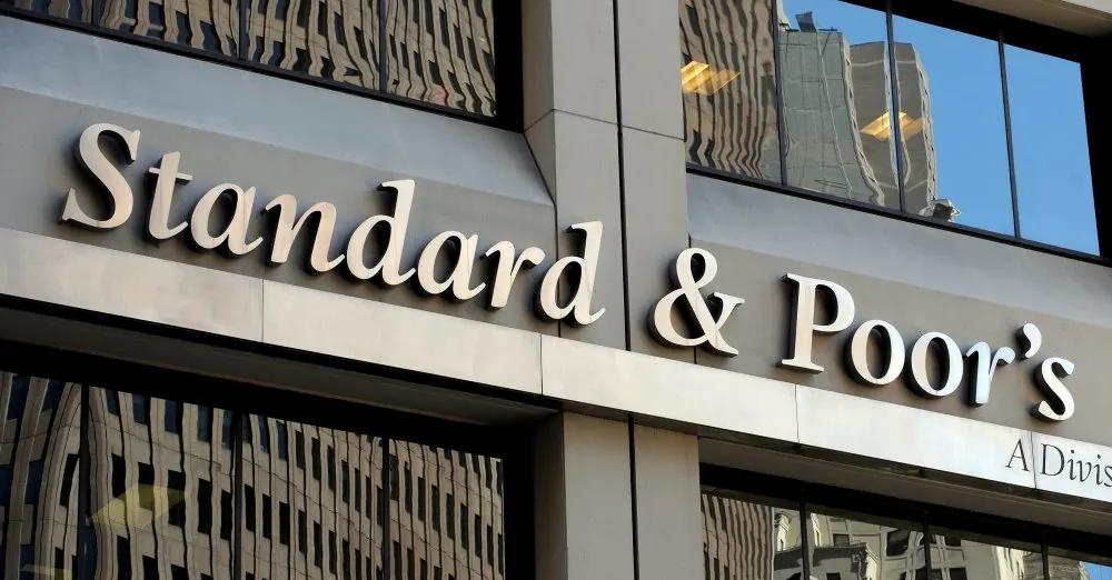 Standard & Poor's a menținut ratingul României - AVERTISMENT din cauza crizei politice