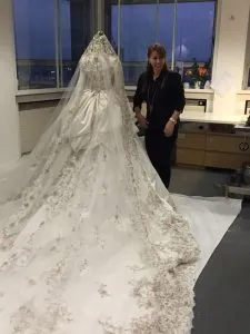 O carieră de succes în industria modei! Cum a ajuns o româncă croitoreasa Reginei Angliei