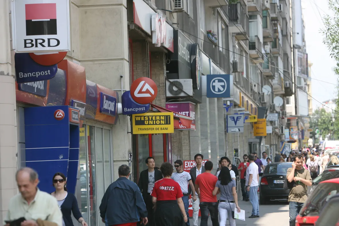 Românii au cheltuit mai mult de jumătate din venituri pentru consum