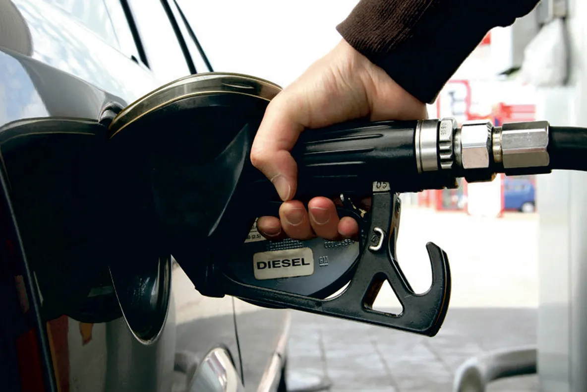 Anomalie pe piața carburanților: Motorina a ajuns mai scumpă decât combustibilul pentru avioane