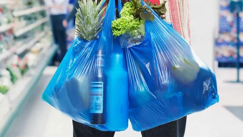 Se scumpesc pungile de plastic