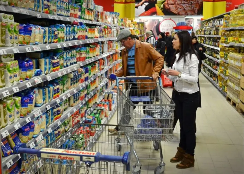 Creșterile de salarii și scumpirile împing afacerile din comerț