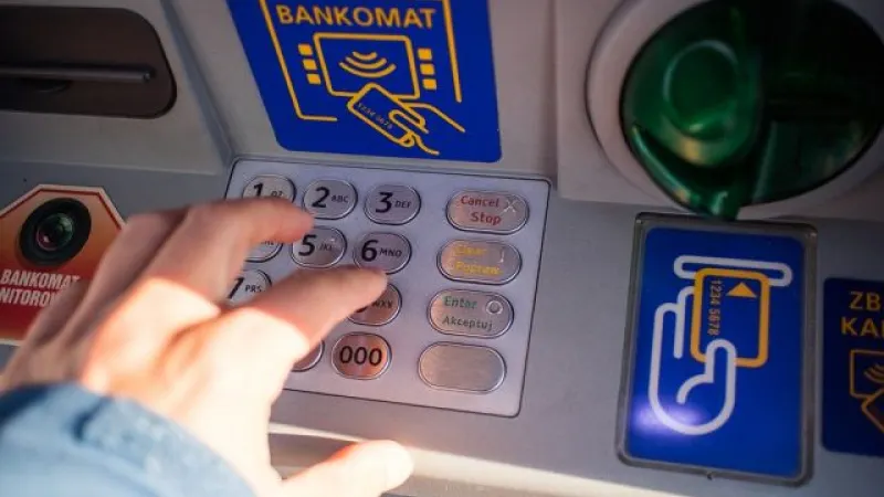 Ministrul Muncii vrea bancomate la sate pentru că expedierea pensiilor prin Poșta Română este costisitoare