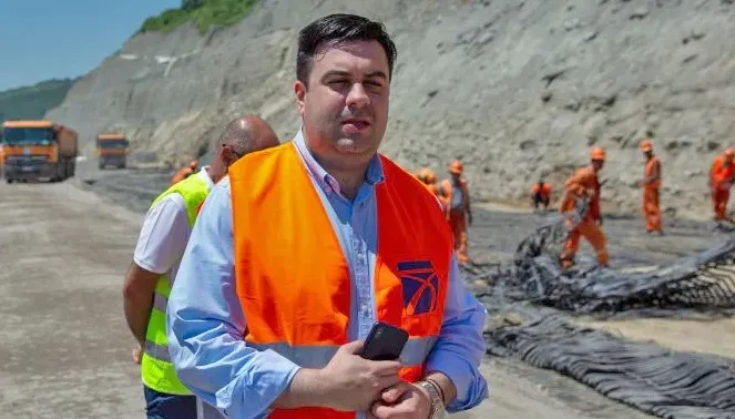 Primii kilometri de asfalt pe tronsonul de autostradă Biharia-Borș