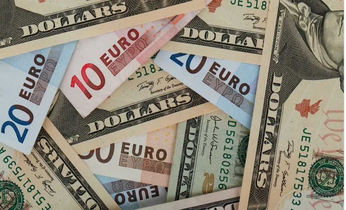 Euro, un nou maxim istoric. Dolarul, un pas înapoi după o apreciere consistentă