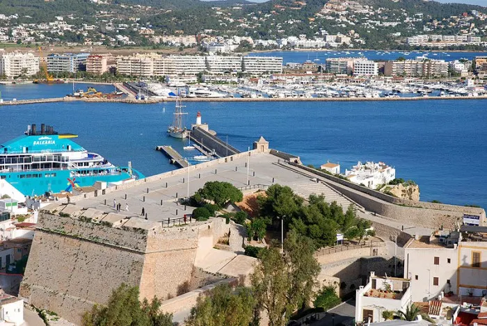 Financial Times: Sezonul turistic pare să aibă legătură cu noua creștere a numărului de cazuri de covid în Europa