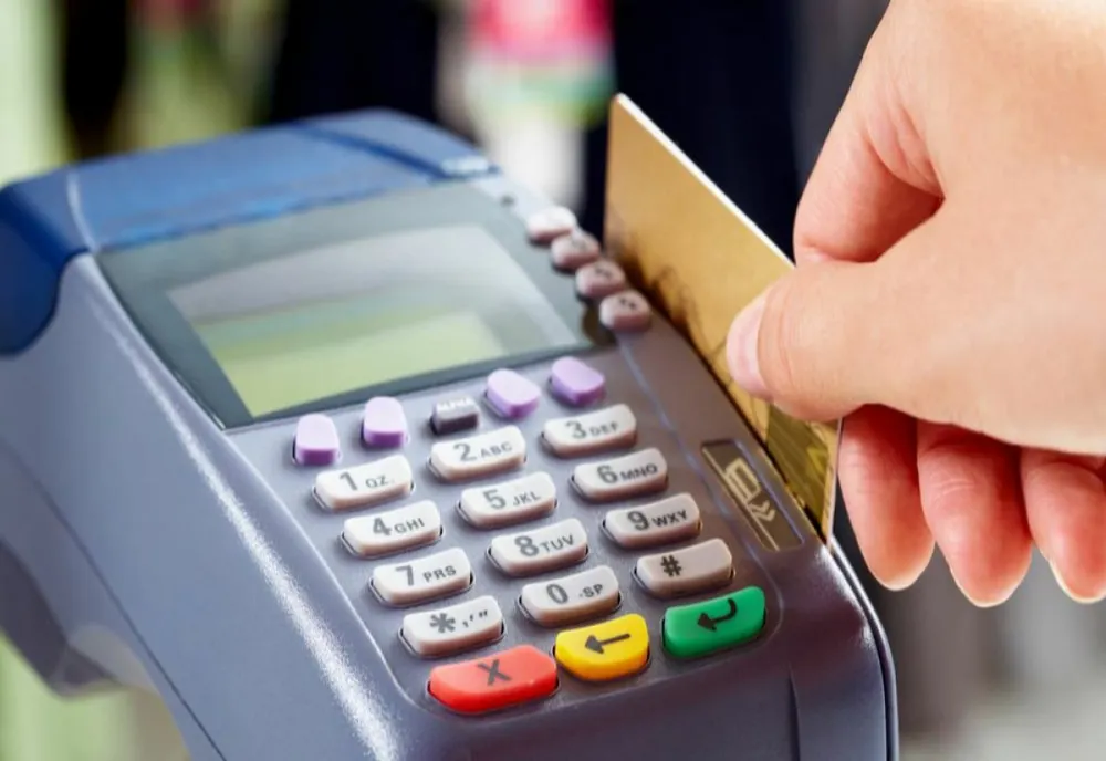 Aproape 50% dintre români preferă să plătească cu cardul