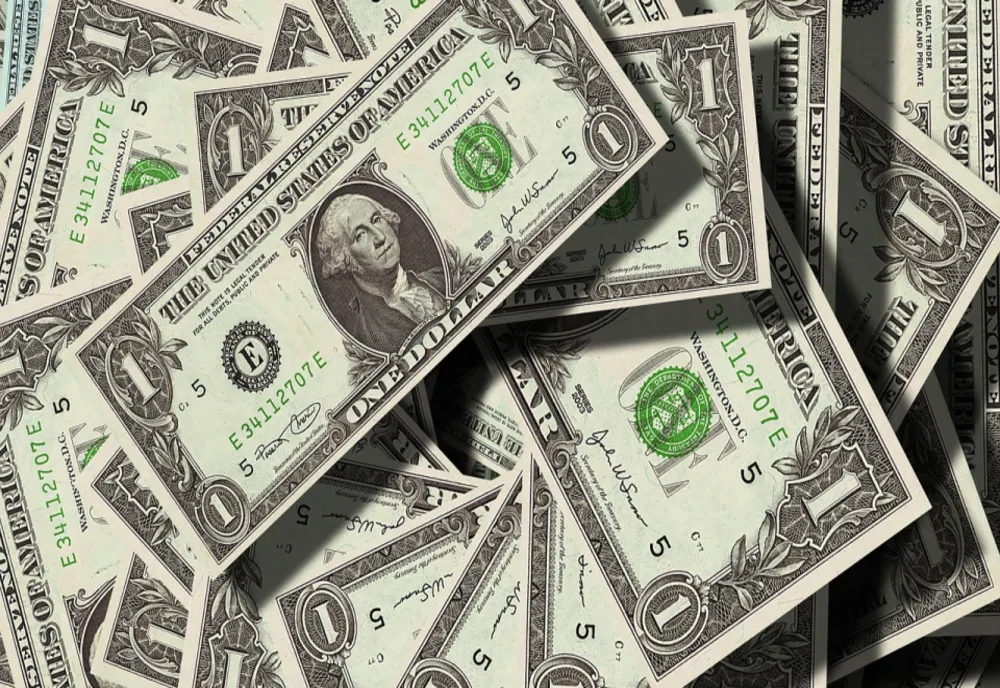 Dolarul a scăzut la cel mai slab nivel din ultimii doi ani față de yuan și s-a depreciat față de alte monede asiatice