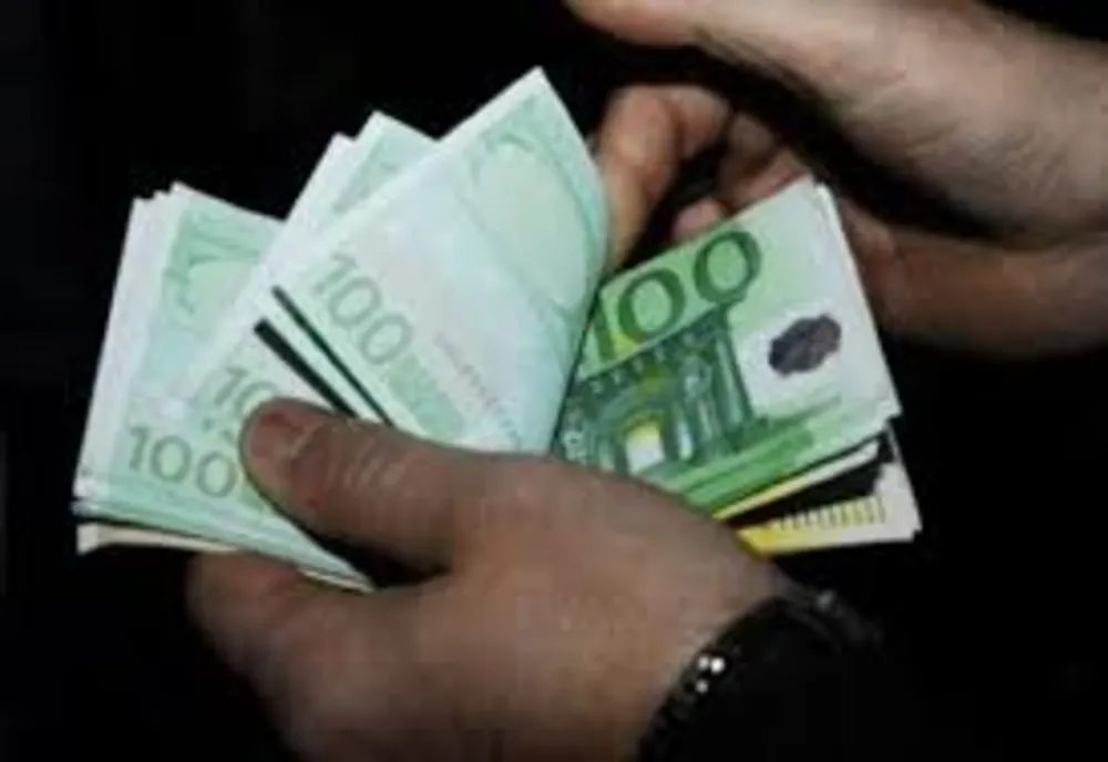 Creșterea euro s-a oprit, înainte de pragul psihologic de 5 lei