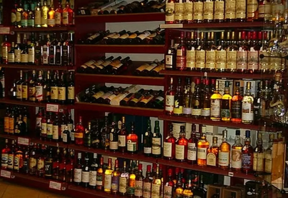 Românii revin la consumul de alcool ilicit din cauza majorării accelerate a accizelor – STUDIU