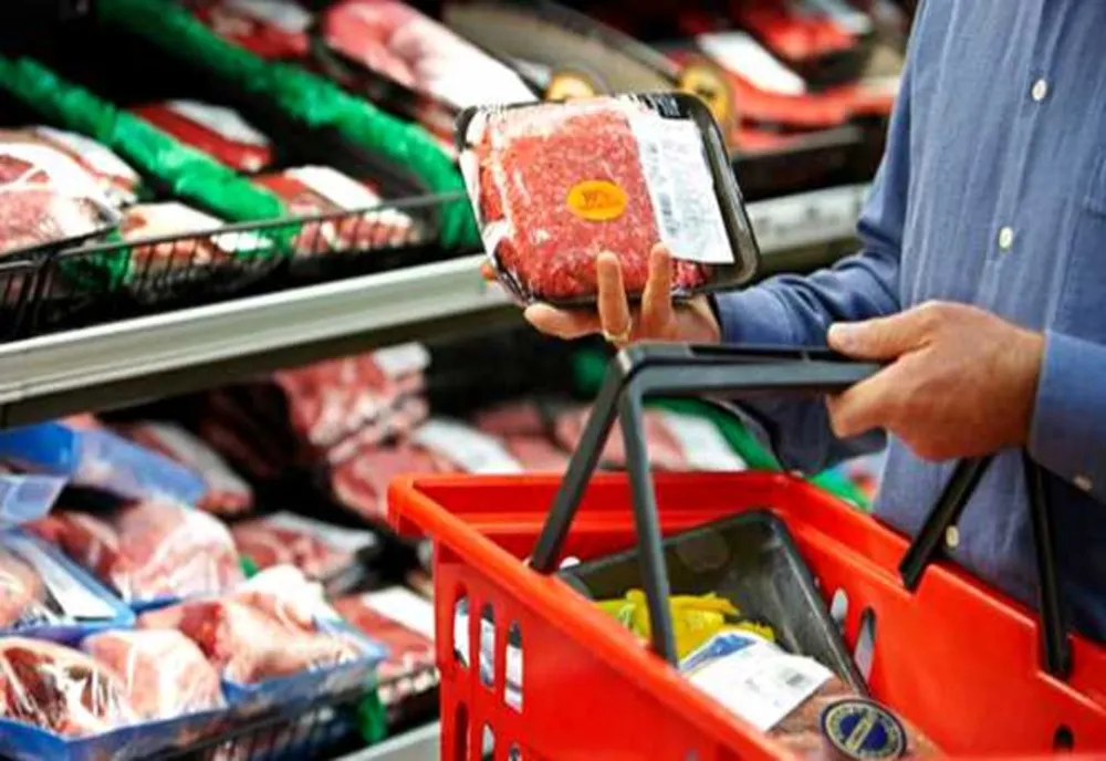 Alimentele românilor săraci au devenit un lux. Pâinea, cartofii și parizerul, campioanele scumpirilor