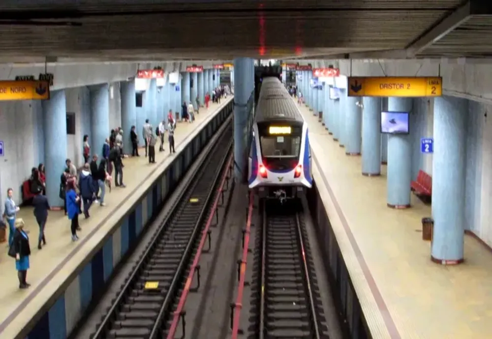 Întârzieri la metrou: trenurile vor circula, astăzi, la intervale de 10-15 minute. Programul pe magistrale