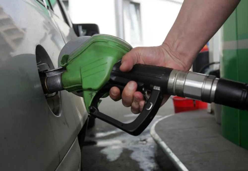 Carburanții s-au scumpit pentru a treia oară. Șocuri în lanț pentru șoferii români