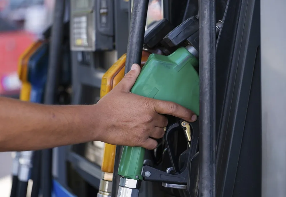 Prețurile carburanților, mai mici decât luna trecută. La ce să ne așteptăm din ianuarie: specialiștii trag un semnal de alarmă
