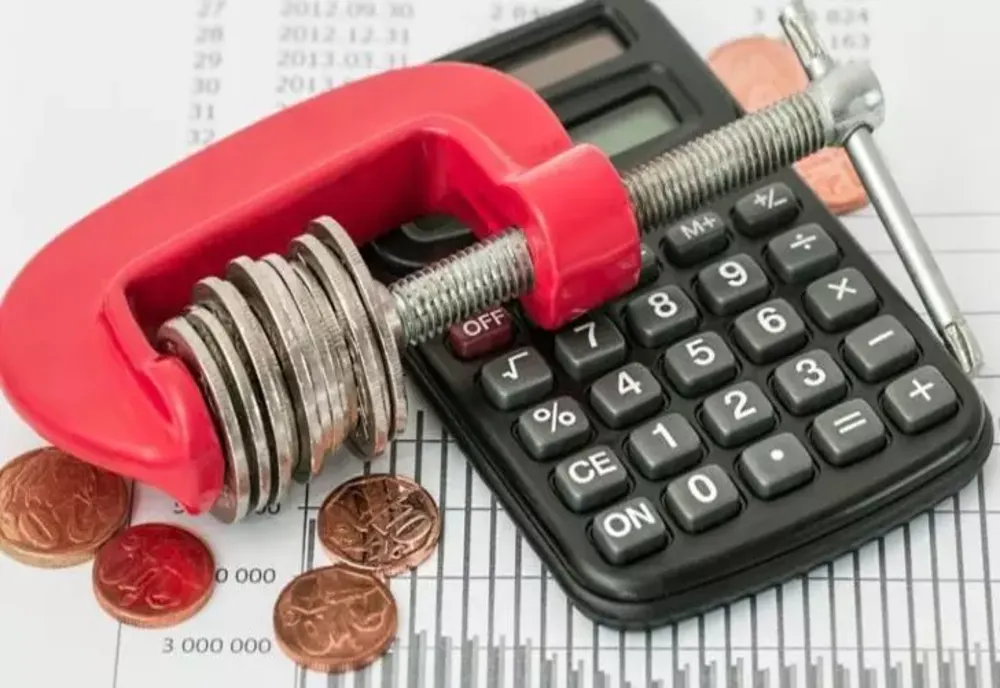 Băncile au făcut CALCULELE, după amenzile ANPC pe dobânzi. Când plătim mai mult, la rata fixă sau descrescătoare?