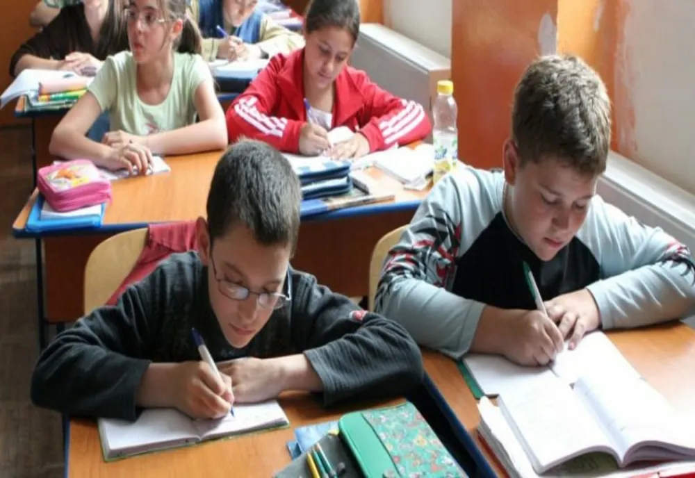 Măsură controversată în educație: Mii de copii rămân fără sprijinul financiar al bursei sociale în vacanță