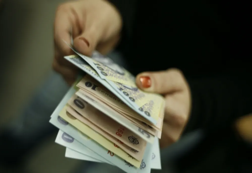 Noi controverse legate de banii cash, în România - Ce prevede noua lege 