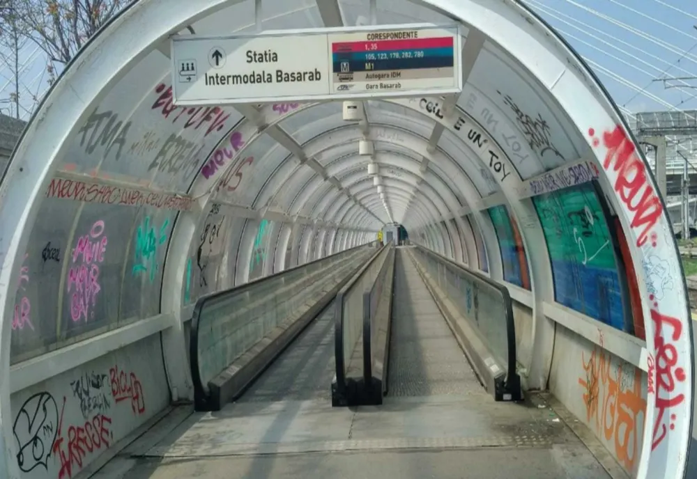 AUR a inugurat muzeul risipirii banului public la trotuarul rulant din Gara de Nord