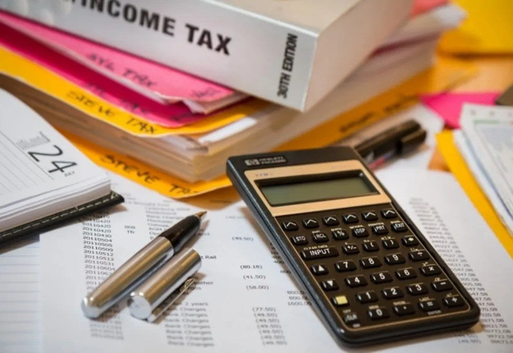 Au crescut taxele notariale pentru tranzacțiile imobiliare. Cât vor trebui să scoată din buzunar românii de anul acesta