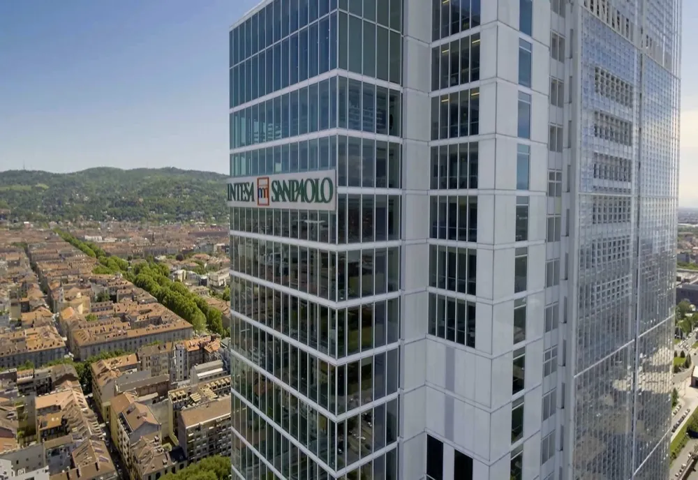 INTESA SANPAOLO finalizază achiziția FIRST BANK. Astfel, grupul își dublează prezența în România 