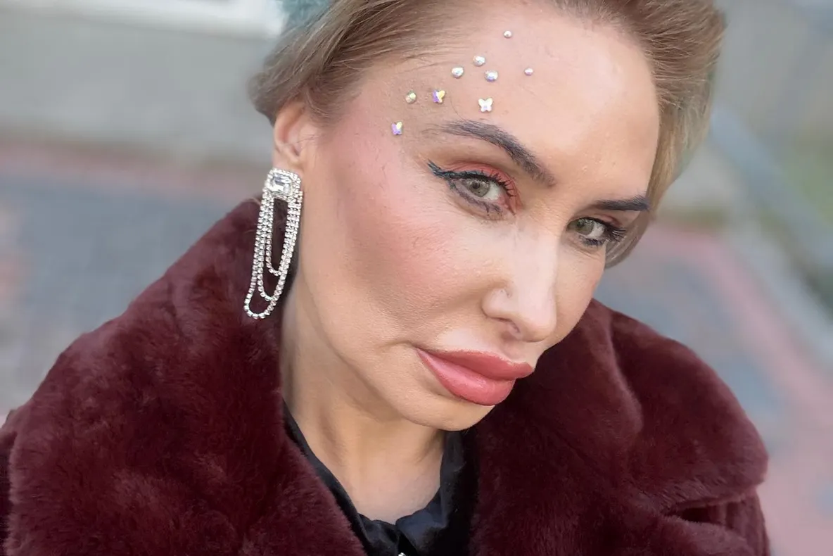 Avocată apropiată de Bolojan, audiată la DNA după ce a fost prinsă în flagrant cu mită de 60.000 de euro. Promitea influență la vârful Guvernului și al DNA - SURSE