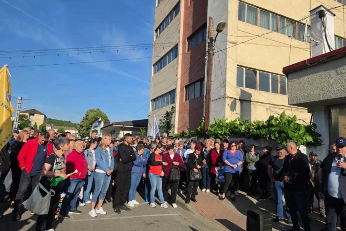 Grevă spontană la Fabrica de Arme Cugir. Angajații sunt revoltați că nu şi-au primit salariile