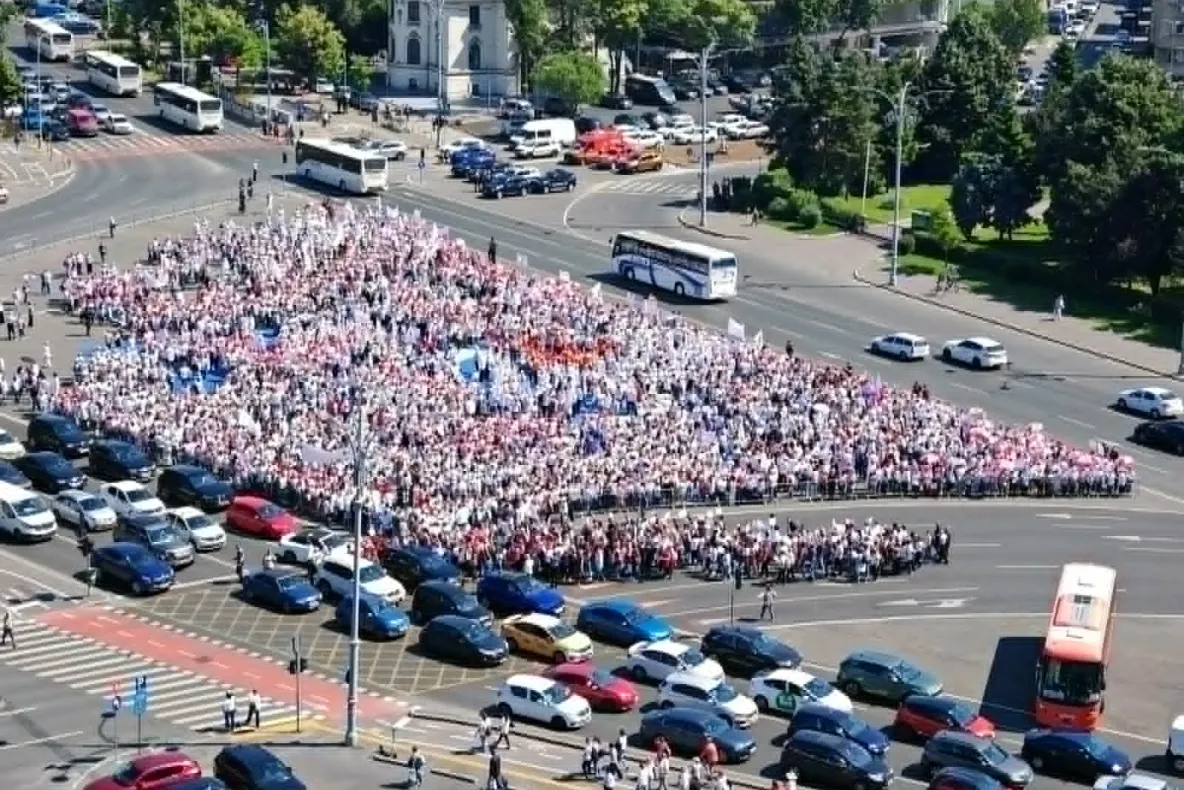 Revoltă totală din cauza legii salarizării, proteste de amploare. Medicii, profesorii și funcționarii din primării ies în stradă