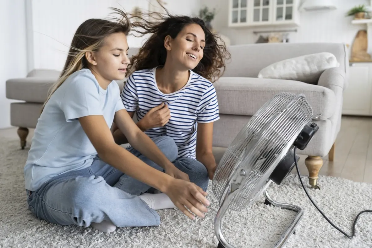 Cum ne răcorim în casă cu banalul ventilator: trucuri reinventate de teama facturilor uriașe