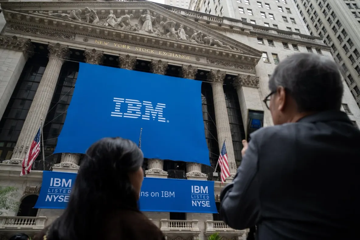 Cutremur pe bursa americană. Acțiunile IBM s-au prăbușit cu peste 20%, cea mai mare pierdere de la „Lunea Neagră” din 1987