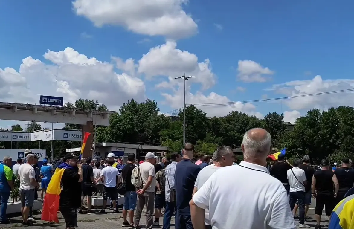 Protestul disperării la Șantierul Naval Galați. Oamenii au primit doar 500 de lei pentru luna mai – VIDEO