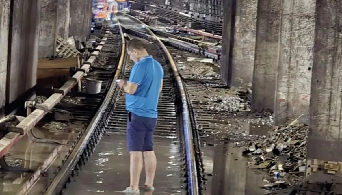 Miruță se contrazice cu Metrorex. Ministrul interimar de la Transporturi spune că metroul nu rămâne fără curent