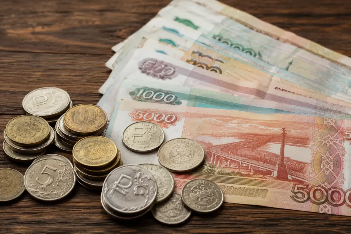 Rușii revin la numerar pe fondul blocajelor internetului și al presiunii fiscale