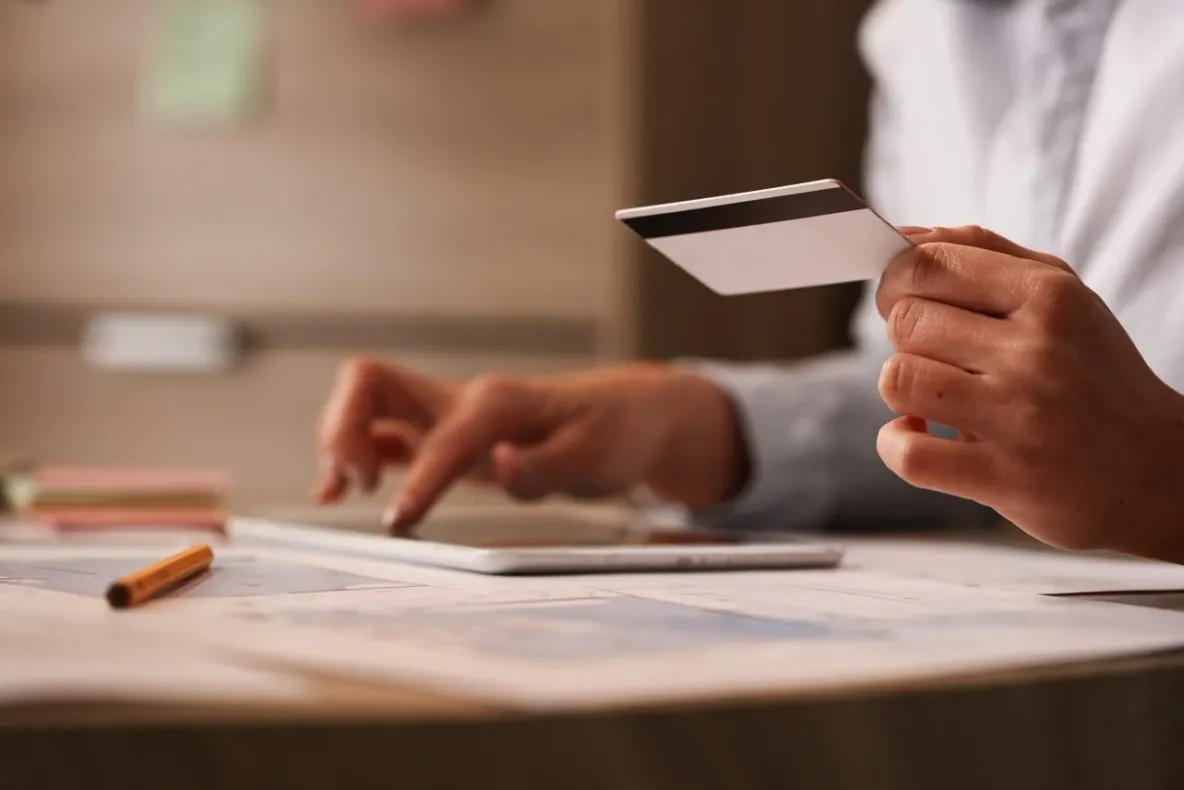 Cum alegi un IFN în România? 7 criterii pe care să le verifici înainte să soliciți un credit