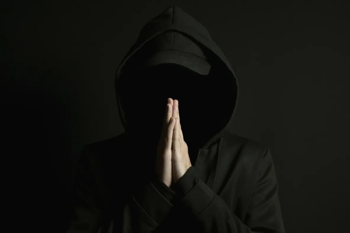 Risc major pe piața investițiilor: Cum au fost spălați peste 250.000 de lei din burse fictive prin crypto-ATM-uri și tehnologie AI