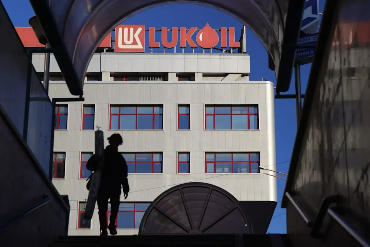 Tranzacție de 20 de miliarde de dolari, blocată la Washington. Rafinăria Petrotel din Ploiești, prinsă în acordul Lukoil–Carlyle